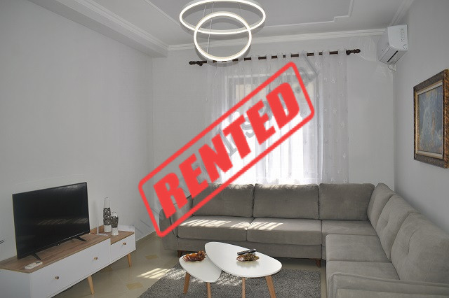 Apartament 1+1 me qira ne rrugen Petro Nini Luarasi, ne Tirane.
Ndodhet ne katin e 3-te te nje vile